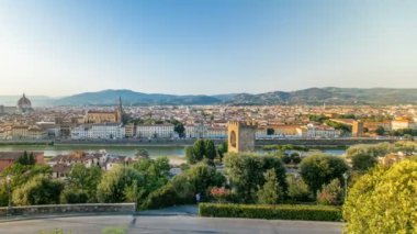 Güzel manzara timelapse yukarıda panorama Piazzale Michelangelo Floransa'dan tarihsel görünüm üzerine gelin. İtalya.