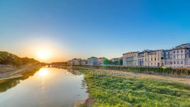 Pohled pro malebné panorama Sunset z Toskánska město, bydlení, stavby a řeky Arno, barevné nebe, Florencie, Itálie. — Stock video