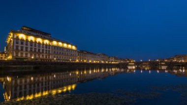 Alacakaranlık gökyüzü sahne Ponte Alla Carraia köprü günün gece timelapse Arno Nehri üzerinde