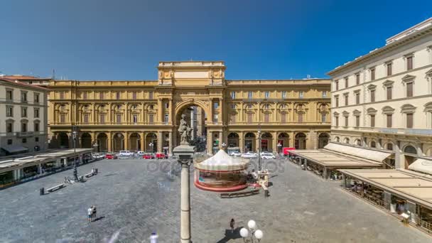 Временная арка на Площади Республики с аркой в честь первого короля объединенной Италии Виктора Эммануила II . — стоковое видео