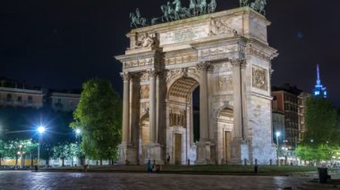 Simplon Meydanı timelapse gece kemer barış. Neoklasik triumph arch olduğunu