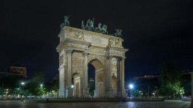 Simplon Meydanı timelapse hyperlapse gece kemer barış. Neoklasik triumph arch olduğunu