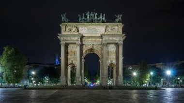Simplon Meydanı timelapse hyperlapse gece kemer barış. Neoklasik triumph arch olduğunu