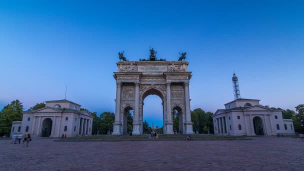 Gece timelapse Simplon Meydanı gün içinde kemer barış. Neoklasik triumph arch olduğunu — Stok video