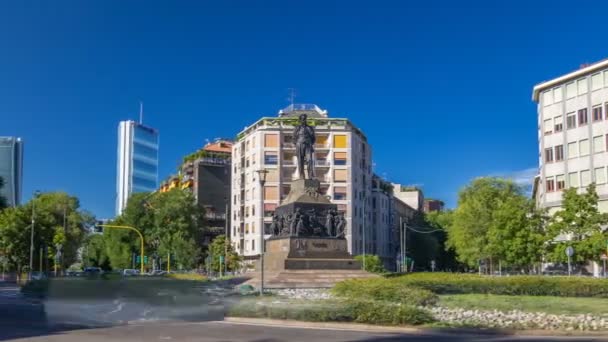 Staty av Giuseppe Verdi, framsidan av Casa Verdi timelapse hyperlapse Milano, Italien — Stockvideo