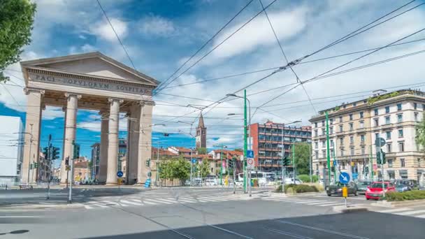 Ulice pohled na Ticinese city gate a tramvaje timelapse v Miláně. — Stock video