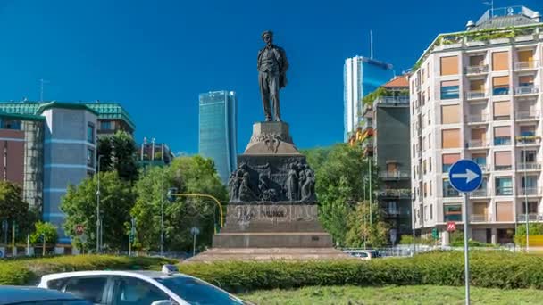 Статуя Джузеппе Верди, в передней части Casa Verdi Timelapse Милан, Италия — стоковое видео