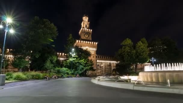 Főbejárata a Sforza kastély és a tower - Castello Sforzesco éjszaka timelapse hyperlapse, Milánó, Olaszország — Stock videók