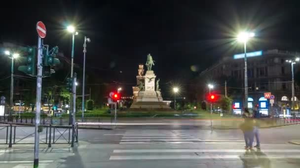 Giuseppe Garibaldi památník a věž hradu Sforza - Castello Sforzesco timelapse hyperlapse, Milán, Itálie — Stock video