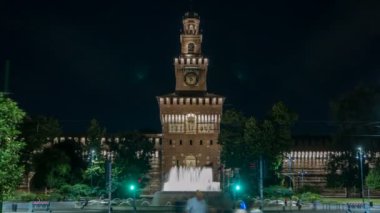 Ana giriş Sforza Kalesi ve tower - Castello Sforzesco gece timelapse, Milan, İtalya