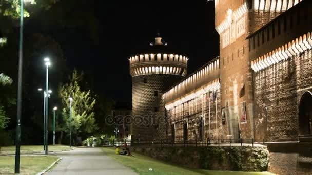 Hlavní vchod do zámku Sforza a tower - Castello Sforzesco noční timelapse, Milán, Itálie — Stock video