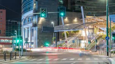 Milan Porta Nuova iş ilçe gece timelapse, Milano, İtalya içinde modern gökdelenler yakınındaki trafik