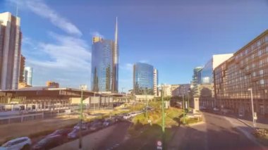 Porta Nuova iş bölgesi timelapse hyperlapse Milan, İtalya, gün batımında içinde modern gökdelenler ile Milan manzarası.