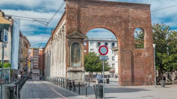 Weergave van de Colonne di San Lorenzo, Romeinse historische colonnade timelapse in Milaan, Italië — Stockvideo