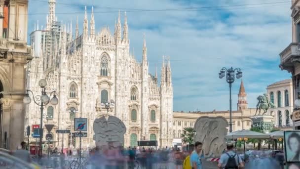 Timelapse Katedra Duomo. Widok z przodu z ludzi chodzących na placu — Wideo stockowe