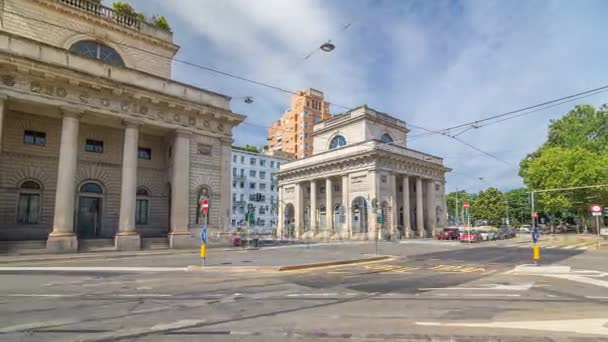 Eine Straßenansicht eines schönen historischen Wahrzeichens - porta venezia Zeitraffer-Hyperlapse — Stockvideo