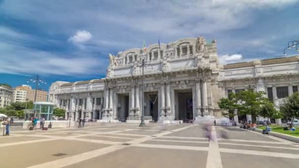 Vista frontale di Milano antica stazione ferroviaria centrale timelapse iperlapse . — Video Stock