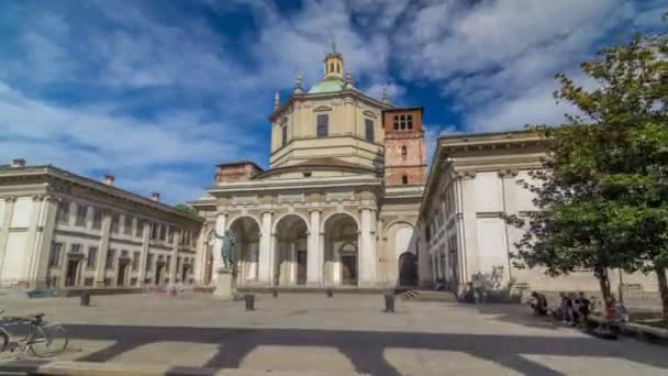 Fasad av San Lorenzo Maggiore basilika timelapse hyperlapse och staty av Constantine emperror framför. — Stockvideo