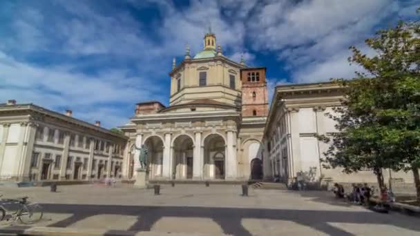 Fachada de la Basílica Mayor de San Lorenzo timelapse hiperlapso y estatua del emperador Constantino en frente . — Vídeos de Stock