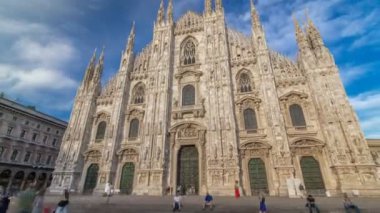 Duomo Katedrali timelapse hyperlapse gün batımında. Merdivenlerde oturan insanlar ile Önden Görünüm