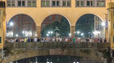 Geceleri ünlü Ponte Vecchio Köprüsü timelapse Arno Nehri Floransa, İtalya, alev aldı.