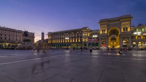 Pomnik Wiktora Emanuela Ii i Galleria Vittorio Emanuele Ii dzień do nocy timelapse na Piazza del Duomo — Wideo stockowe