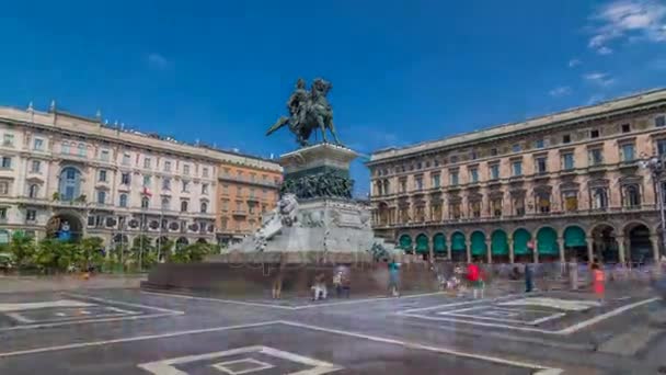 Vittorio Emanuele Ii socha na náměstí Piazza del Duomo timelapse hyperlapse. Milána v provincii Lombardie, Itálie. — Stock video