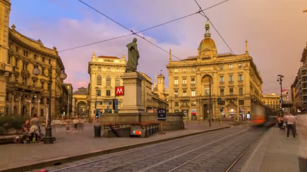 Cordusio Square und Dante Street mit den umliegenden Palästen, Häusern und Gebäuden im Zeitraffer des Sonnenuntergangs — Stockvideo