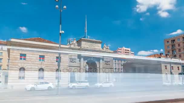 Antiga Porta Garibaldi monumento arco timelapse hiperlapso e edifícios modernos de Porta Garibaldi, em Milão . — Vídeo de Stock