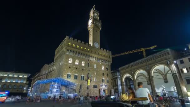 Ünlü Arnolfo kule Palazzo Vecchio timelapse hyperlapse üzerinde alacakaranlıkta Piazza della Signoria Floransa, Toskana, İtalya — Stok video