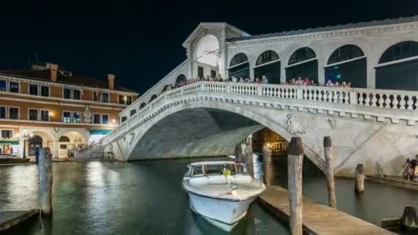 Rialto Köprüsü veya Ponte di Rialto Venedik, İtalya Grand Canal timelapse geceleri üzerinde. — Stok video