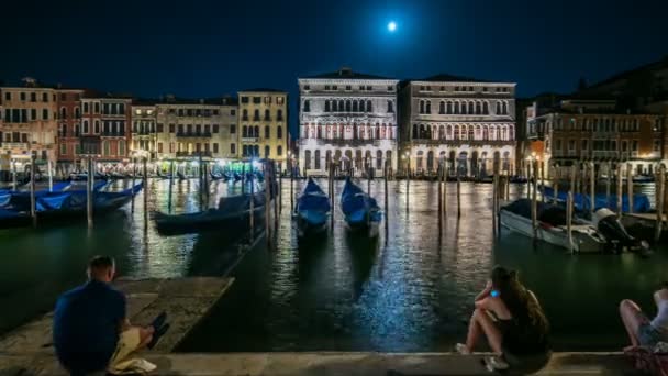 Het prachtige Palazzo Balbi met uitzicht op het Canal Grande in Venetië nacht timelapse. — Stockvideo