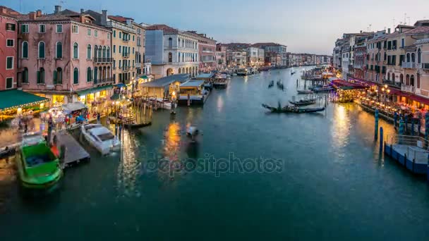 Grand Canal gece timelapse Venedik, İtalya, gün içinde. Gondol ve şehir ışıkları Rialto Köprüsü'nden görüntüleme. — Stok video