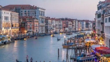 Grand Canal gece timelapse Venedik, İtalya, gün içinde. Gondol ve şehir ışıkları Rialto Köprüsü'nden görüntüleme.