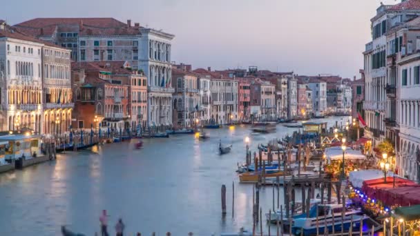 Canal Grande in Venetië, Italië dag naar nacht timelapse. Kijk op de gondels en stad lichten van de Rialtobrug. — Stockvideo