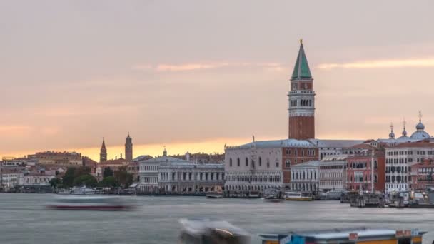 Vista del Palacio Ducal y la Catedral del Campanario de San Marcos al atardecer. Venecia, Italia — Vídeos de Stock