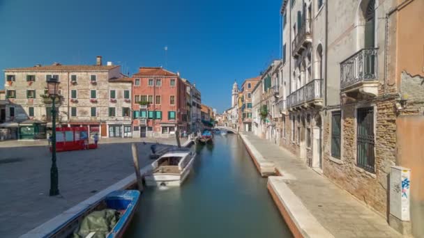 Venedik timelapse görünümünü: Kanal, köprü, tekneler ve içinde belgili tanımlık geçmiş bir eski kule — Stok video