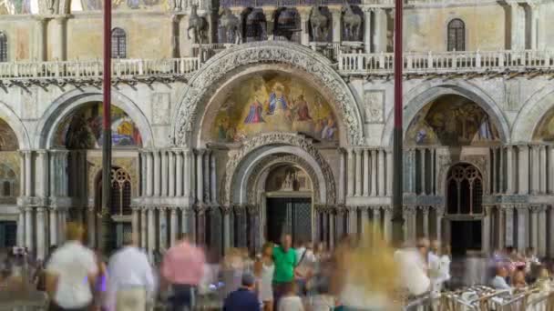 Eingang zur Basilika von st Mark Nacht Zeitraffer. Es ist die Kathedrale der römisch-katholischen Erzdiözese Venedig — Stockvideo