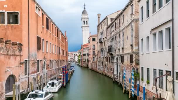 Вид на Венецию: канал, мост, лодки и старая башня на заднем плане — стоковое видео