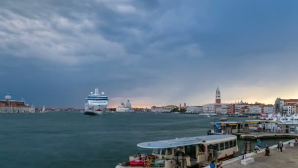 Basilique Santa Maria della Salute, Cathédrale San Giorgio Maggiore au coucher du soleil timelapse, Venezia, Venise, Italie — Video