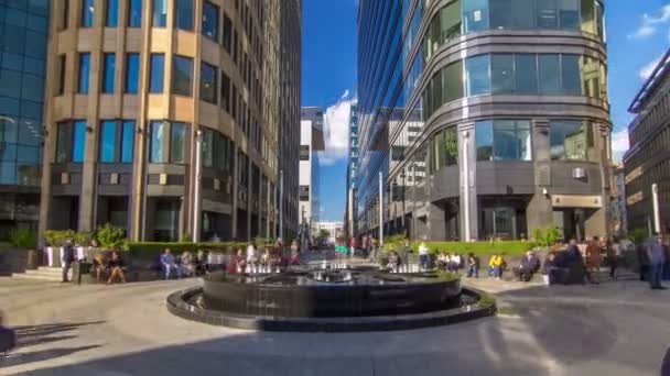 Brunnen Zeitraffer-Hyperlapse auf weißem Platz in der Nähe von Bürozentrum im Herzen von Moskau, Russland — Stockvideo