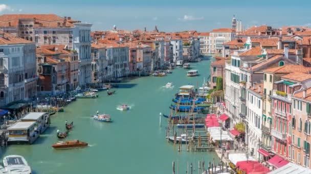 Widok z góry na centralny kanał zajęty w timelapse Venice, na obu stronach arcydzieła architektury weneckiej — Wideo stockowe