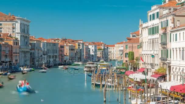 Edifícios e gôndolas em Veneza timelapse, vista do Grande Canal da Ponte Rialto . — Vídeo de Stock