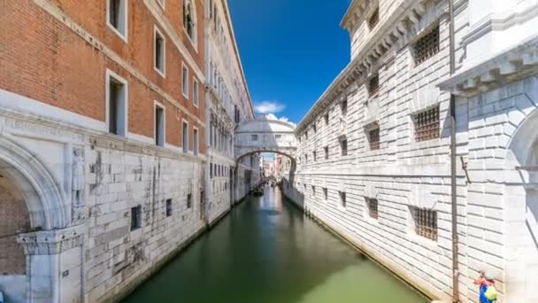 Гондолы плывут по каналу к мосту Вздохов по времени Ponte dei Sospiri. Вениче, Италия — стоковое видео