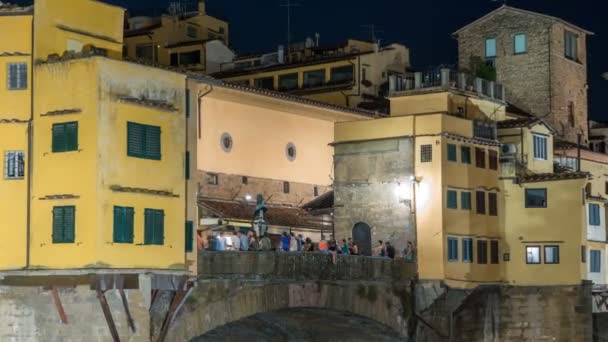 Διάσημο Ponte Vecchio γεφύρι timelapse πάνω από τον ποταμό Arno στη Φλωρεντία της Ιταλίας, που φωτίζεται τη νύχτα — Αρχείο Βίντεο