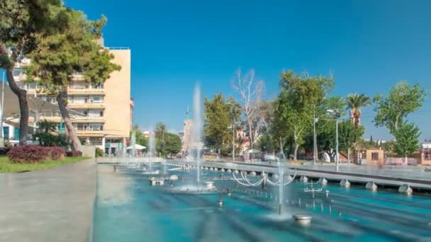 Zingen en dansen timelapse van de fonteinen op het plein van de Republiek. Antalya, Turkije — Stockvideo