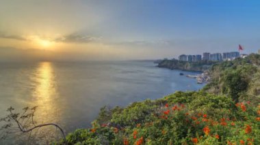 Antalya, Türkiye'de açık günbatımı gökyüzü yüksek dağlardan deniz manzarası timelapse