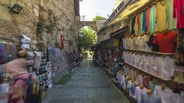 Maak een wandeling door de toeristische markt met brede waaier van zonnebrillen, magneten, Arabische lampen en andere souvenirs timelapse hyperlapse in Antalya. — Stockvideo
