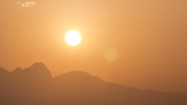 Zeegezicht timelapse van hoge bergen over duidelijke avondrood in Antalya, Turkije — Stockvideo