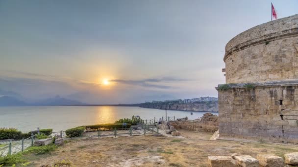 Tour Hidirlik dans la ville de Kas à Antalya timelapse avec vue sur la baie marine portuaire est une vieille ville — Video